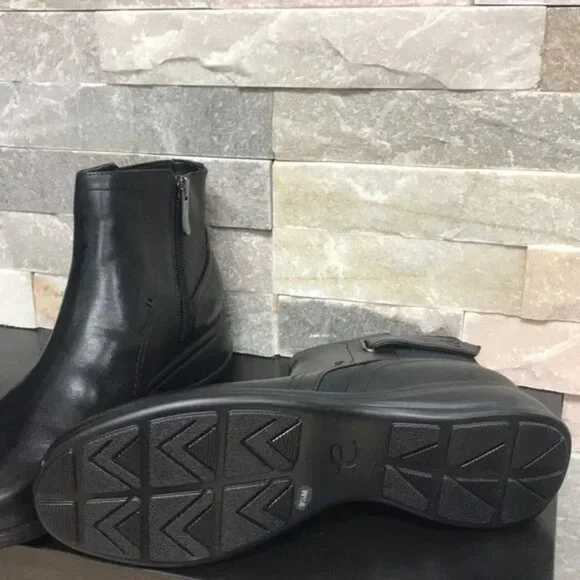 Easy Spirit Tale Booties - Picture 3 of 6